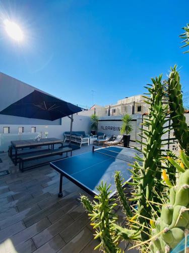 a ping pong table on a patio with plants at AL Barbinha in Faro