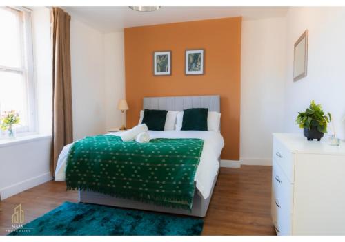 Ένα ή περισσότερα κρεβάτια σε δωμάτιο στο Perfect For Long Stays Fast Wi-Fi Central Location Spacious Rooms