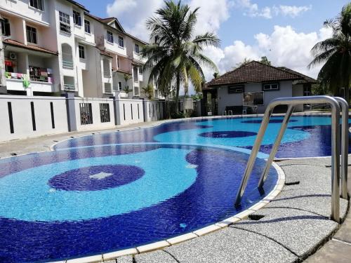 マサイにあるHomestay Seri Alam Masai Syurga Impianの建物の前の青い水のプール