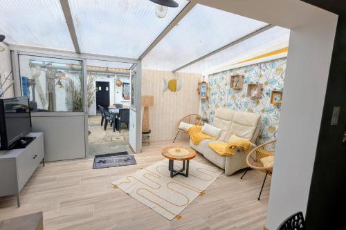 Vacation house between port and beach with garage