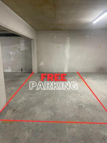 un garage avec un panneau de stationnement gratuit à l'étage dans l'établissement Le 1er Général - Center - Free Park, à Reims