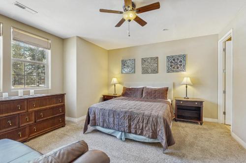 ein Schlafzimmer mit einem Bett und einem Deckenventilator in der Unterkunft The Pines in Flagstaff