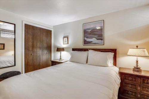 Postel nebo postele na pokoji v ubytování Affordable Aspen Condo in the Heart of Downtown