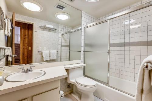 Koupelna v ubytování Affordable Aspen Condo in the Heart of Downtown