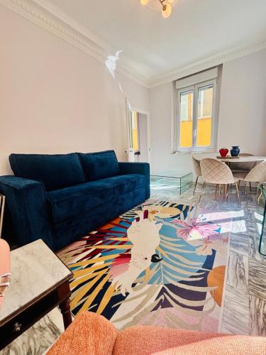 - un salon avec un canapé bleu et un tapis coloré dans l'établissement Centre ville-vieille ville-promenade des Anglais, à Nice
