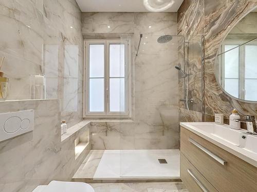 Un baño de Effet Mer - neuf, central, Port, Plage&Palais, clim