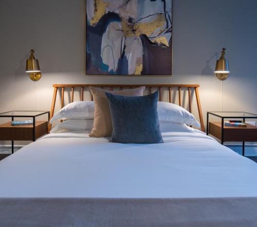 Ein Bett oder Betten in einem Zimmer der Unterkunft The Bernardin Gold Coast Luxury Apartments Near Magnificent Mile