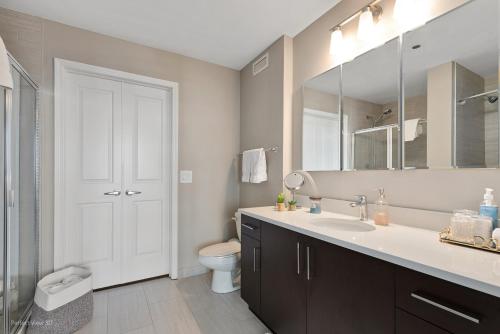 Ein Badezimmer in der Unterkunft The Bernardin Gold Coast Luxury Apartments Near Magnificent Mile