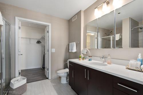 Ein Badezimmer in der Unterkunft The Bernardin Gold Coast Luxury Apartments Near Magnificent Mile