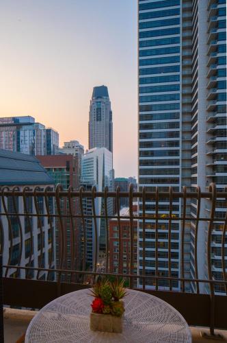 Ein Balkon oder eine Terrasse in der Unterkunft The Bernardin Gold Coast Luxury Apartments Near Magnificent Mile
