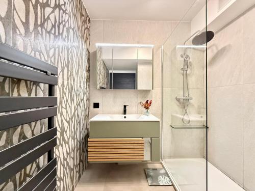 une salle de bain avec un lavabo et une douche dans l'établissement Splendide Appartement - Vue Mer - Cannes à 5 min, à Vallauris