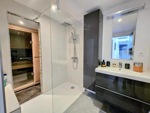 Phòng tắm tại Rouen centre avec Sauna - Jacuzzi - Parking - 5 étoiles