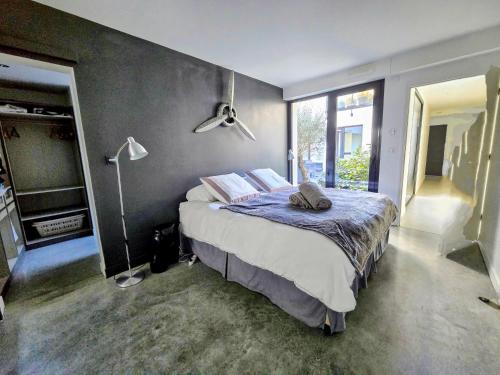 Giường trong phòng chung tại Rouen centre avec Sauna - Jacuzzi - Parking - 5 étoiles