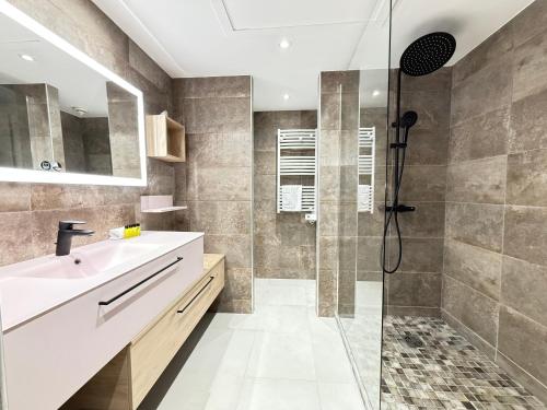 ein Badezimmer mit Waschbecken und Dusche in der Unterkunft Résidence Standing - Piscine - Vue mer in Antibes
