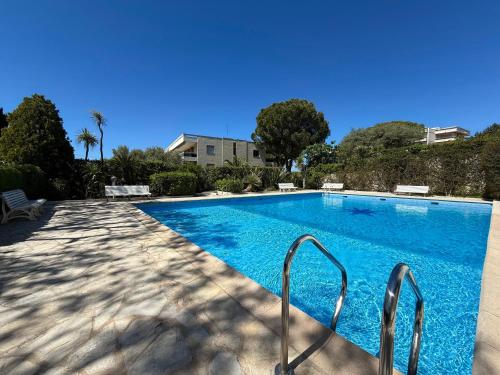 ein Pool mit blauem Wasser in einem Haus in der Unterkunft Résidence Standing - Piscine - Vue mer in Antibes
