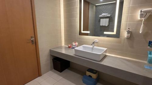 a bathroom with a sink and a mirror at Holiday Inn Express Zhengzhou Zhengdong by IHG in Zhengzhou
