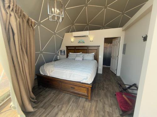 a bedroom with a bed in a room at Bryce Glamp And Camp in Cannonville