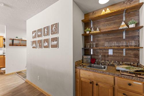 Dapur atau dapur kecil di Grandmas Hideaway - walk to downtown, private hot tub, pet friendly with patio