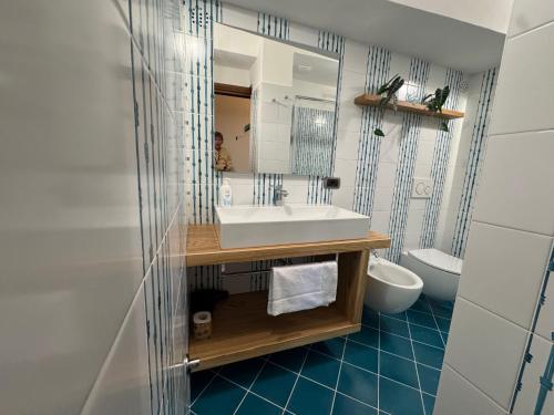 une salle de bain avec un lavabo et des toilettes dans l'établissement Moressa, à Praiano