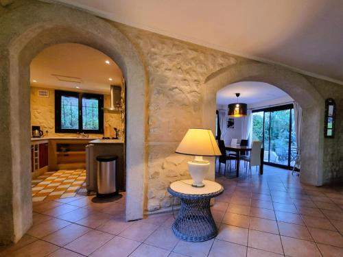 - un salon avec une table et une lampe dans l'établissement Soleil OC, à Pouzols-Minervois