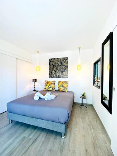 une chambre avec un lit dans une pièce blanche dans l'établissement La Dolce Vita entre plages & villages de pêcheurs, à Vaux-sur-Mer