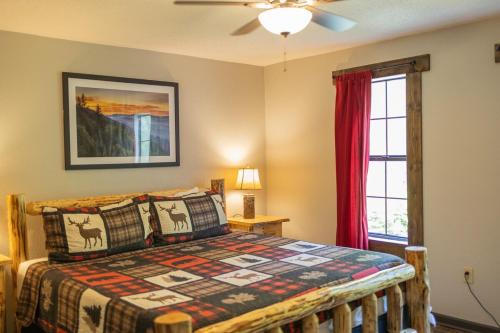 Ένα ή περισσότερα κρεβάτια σε δωμάτιο στο Private cabin in the Smokies!