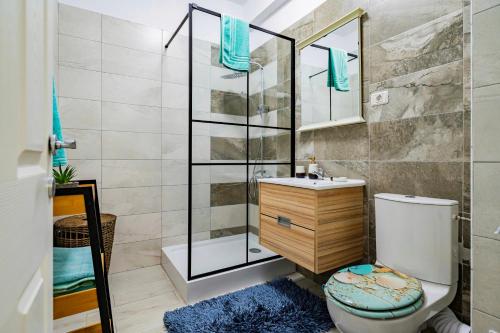 ein Badezimmer mit Dusche, Toilette und Waschbecken in der Unterkunft Luna Apartament in Mamaia Nord – Năvodari