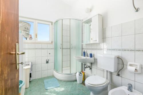 Koupelna v ubytování Seaside holiday house Okrug Donji, Ciovo - 2403
