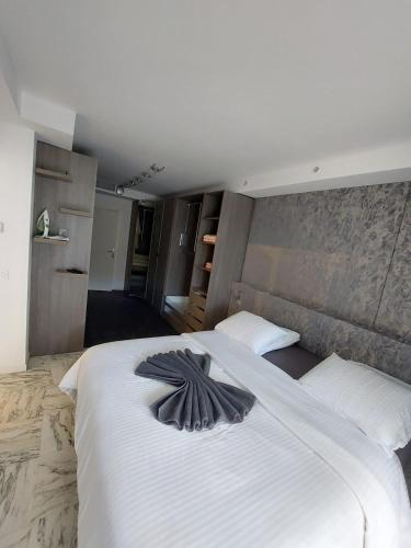 - une chambre avec un grand lit blanc et une serviette dans l'établissement Luxurious luxury apartment in Cannes -, à Cannes