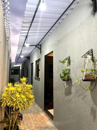 um prédio com um corredor com plantas e uma porta em Residencial Davisis - Parada do Jalapão em Palmas