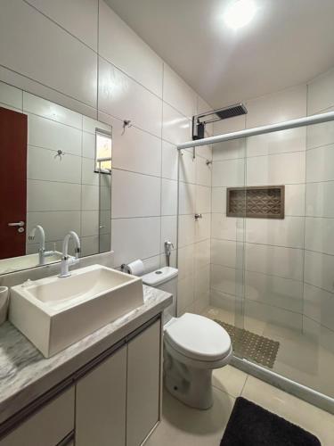 a bathroom with a sink and a toilet and a shower at Ótimo Apartamento em Vila Velha in Vila Velha