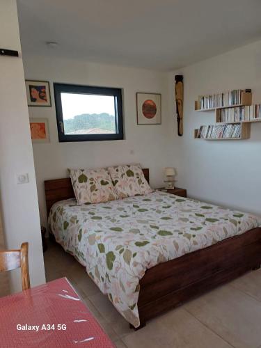 une chambre avec un lit et une fenêtre dans l'établissement nature, à Gardanne