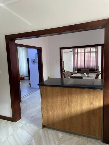 une cuisine avec un comptoir dans un salon dans l'établissement De-Image Villa, à Apenkwa