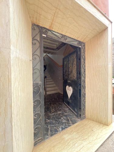 Un espejo con un corazón en una habitación. en Family quite apart full furnished, en Oulad Akkou