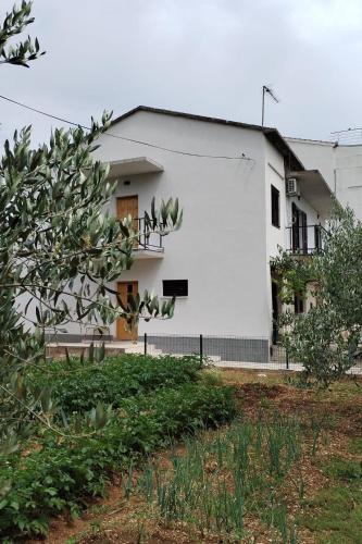 Apartments with a parking space Trogir - 23129