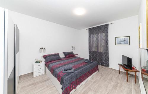 Apartments with parking space Trogir - 23129