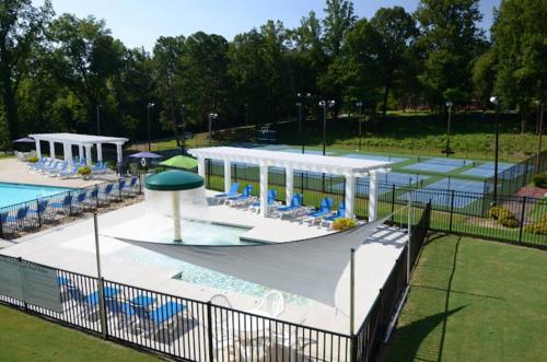 Πισίνα στο ή κοντά στο Cozy home near golf & casino!