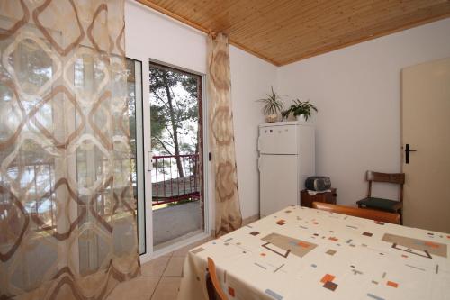 Kuchyň nebo kuchyňský kout v ubytování Apartments by the sea Zavala, Hvar - 8774