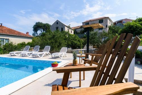 Family friendly house with a swimming pool Zedno, Ciovo - 23762