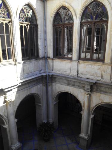 an old building with arches and windows on it at Hotel Ordóñez Sandoval in Úbeda