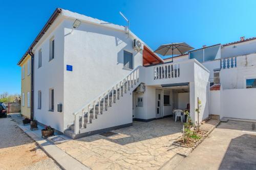 Apartments with a parking space Vir - 24319