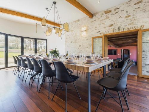 une grande salle à manger avec une longue table et des chaises dans l'établissement Grande maison de campagne rénovée avec parking et espace détente - FR-1-306-1303, à Malville