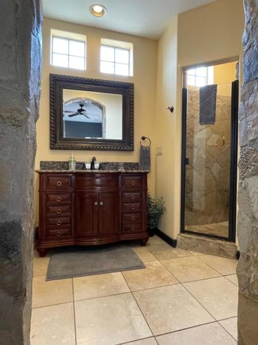 Vannituba majutusasutuses Sunset Suite - Cave Creek Guest Suites