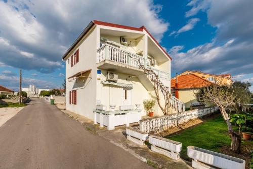 Apartments with parking space Vrsi - Mulo, Zadar - 24353