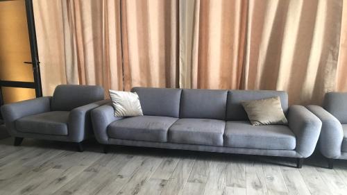 Zona de estar de Maison lumineuse et confortable à Nianing