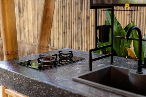 Η κουζίνα ή μικρή κουζίνα στο Maya Eco Retreat Bamboo Hotel