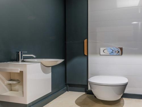 une salle de bain avec toilettes et lavabo dans l'établissement Newly renovated Loft Bastille, à Paris
