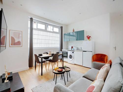 un salon avec un canapé et une table dans l'établissement Apartment in Bastille with 1 room, à Paris