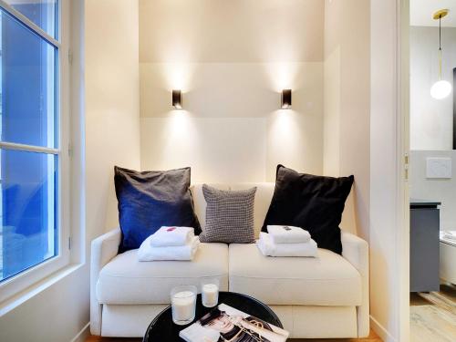 una sala de estar con un sofá y una mesa en Classy studio- Gare de Lyon Bastille, en París