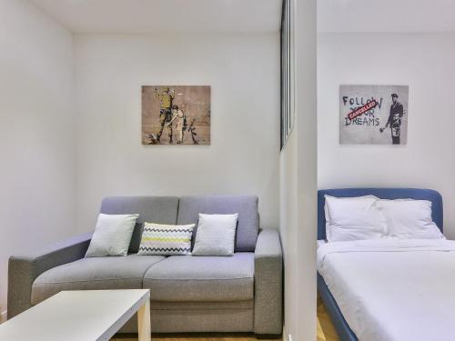 un salon avec un canapé et un lit dans l'établissement Cosy apartment - 1BR 4P - Sentier Grand Rex, à Paris